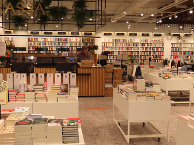 848887 Gezicht op de afdeling Literatuur in de nieuwe winkel van Broese Boekverkopers (Post Utrecht, Oudegracht 112b) ...